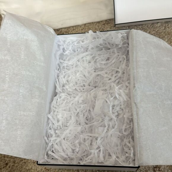 Empty CHANEL Box with Ribbon - Picture 6 of 10